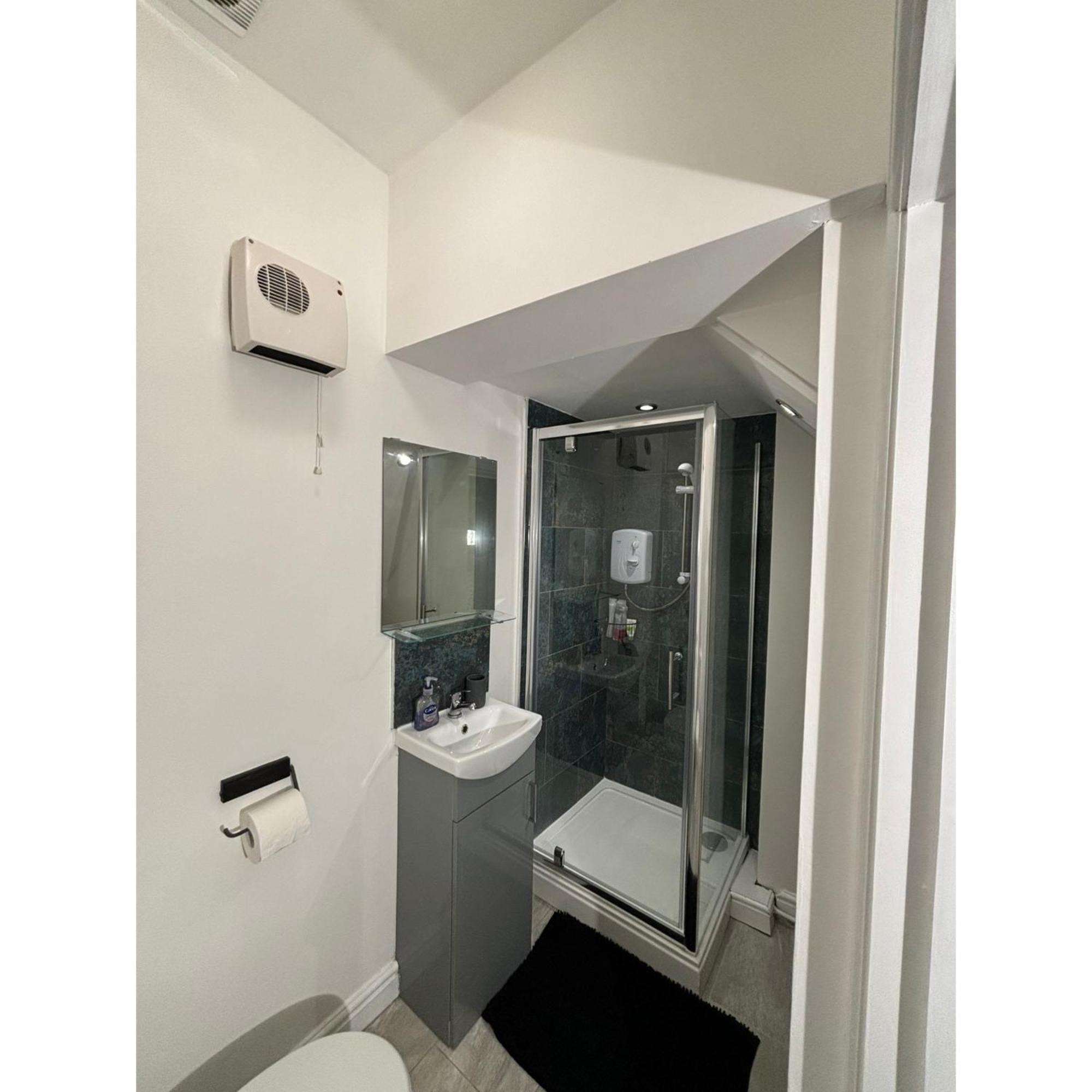 Enjoy A Spacious Lounge With A Cozy Sofa Bed And A Private Ensuite Bedroom ウェンズベリー エクステリア 写真