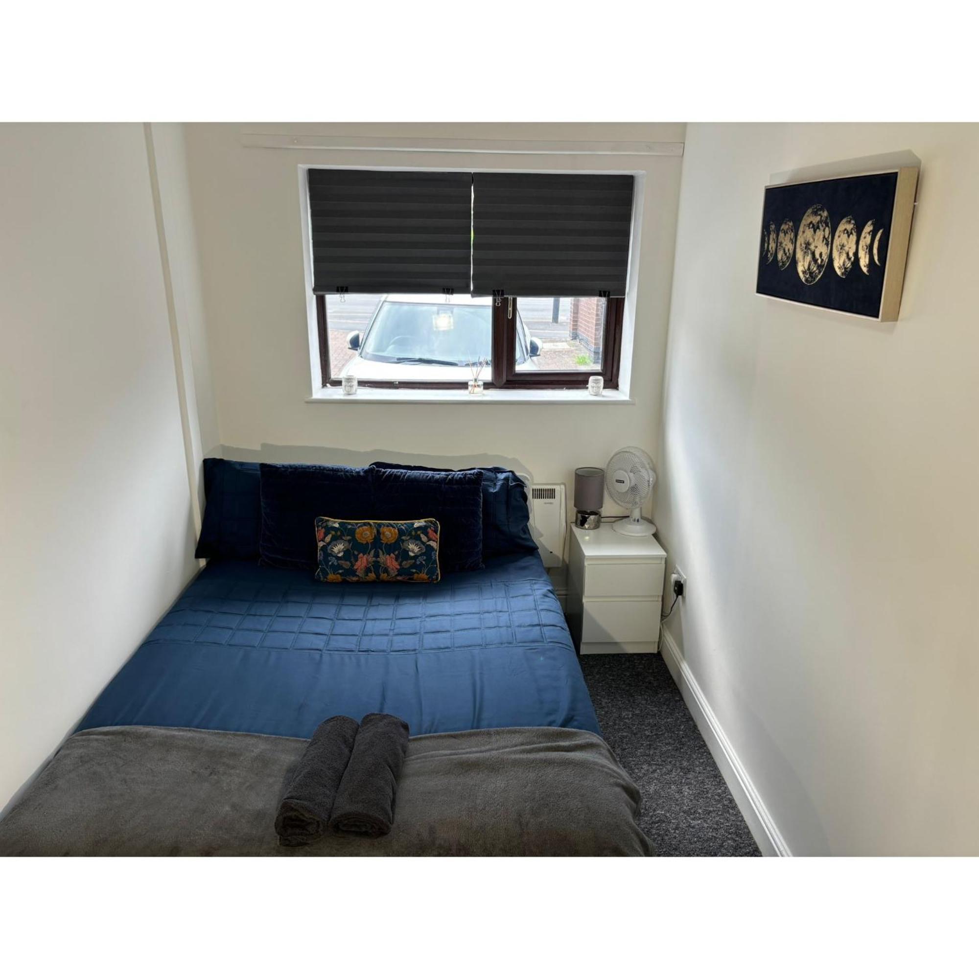 Enjoy A Spacious Lounge With A Cozy Sofa Bed And A Private Ensuite Bedroom ウェンズベリー エクステリア 写真
