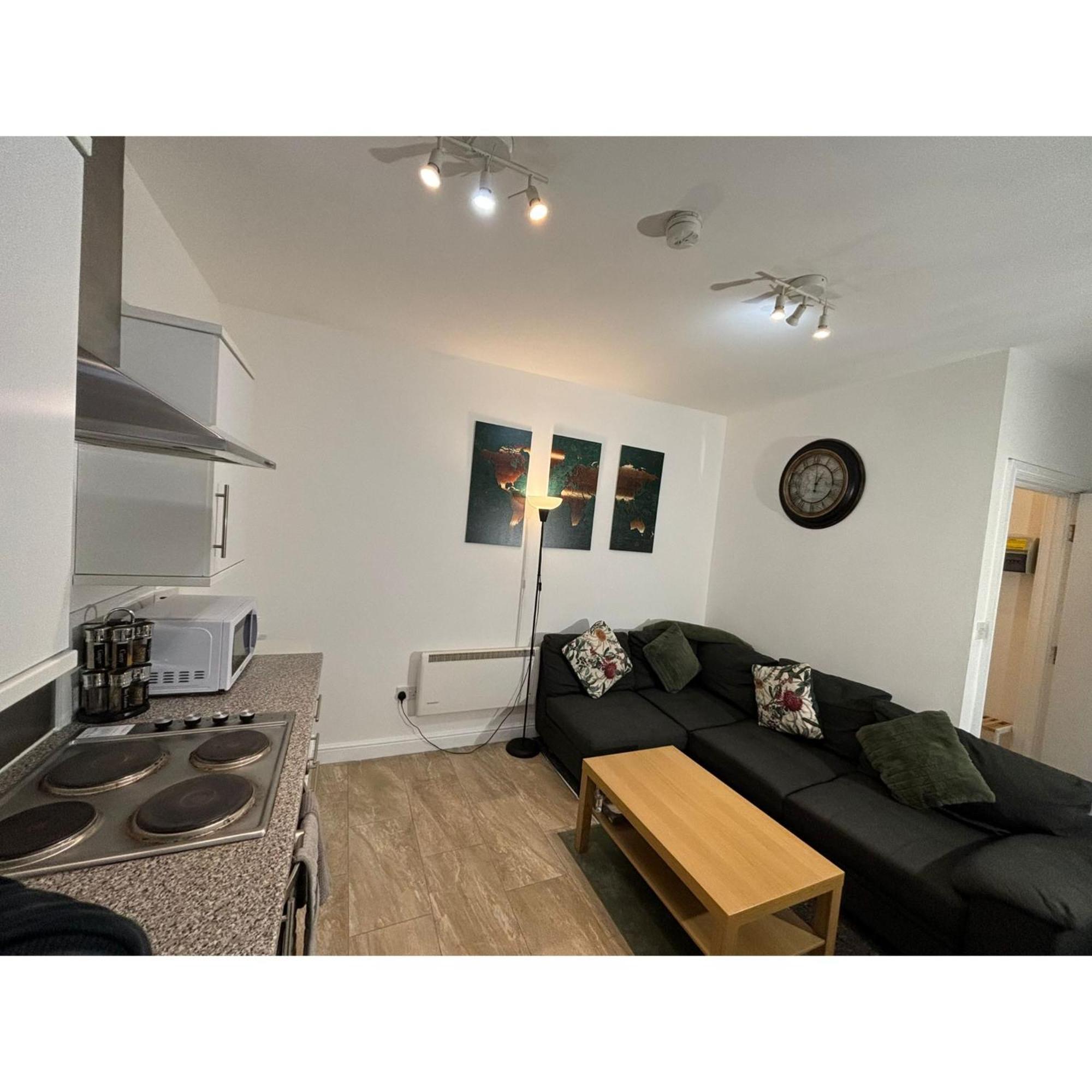 Enjoy A Spacious Lounge With A Cozy Sofa Bed And A Private Ensuite Bedroom ウェンズベリー エクステリア 写真