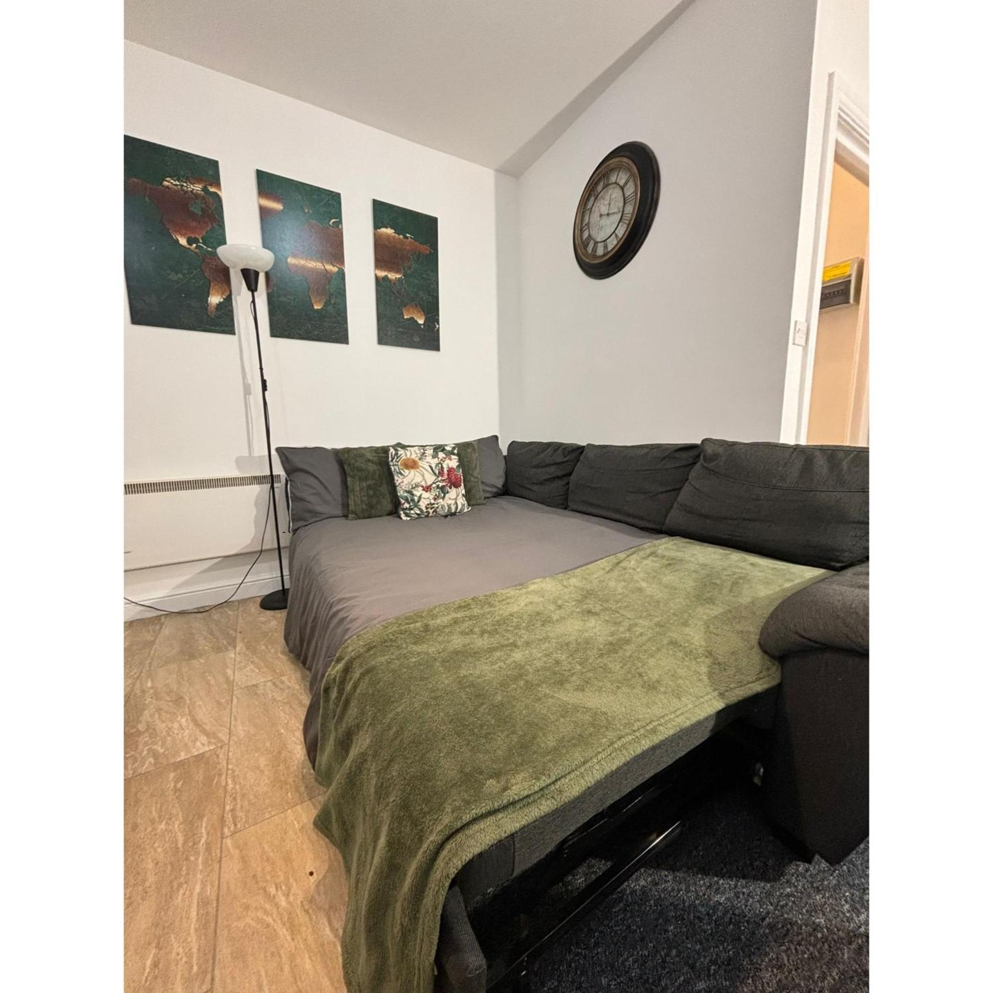 Enjoy A Spacious Lounge With A Cozy Sofa Bed And A Private Ensuite Bedroom ウェンズベリー エクステリア 写真