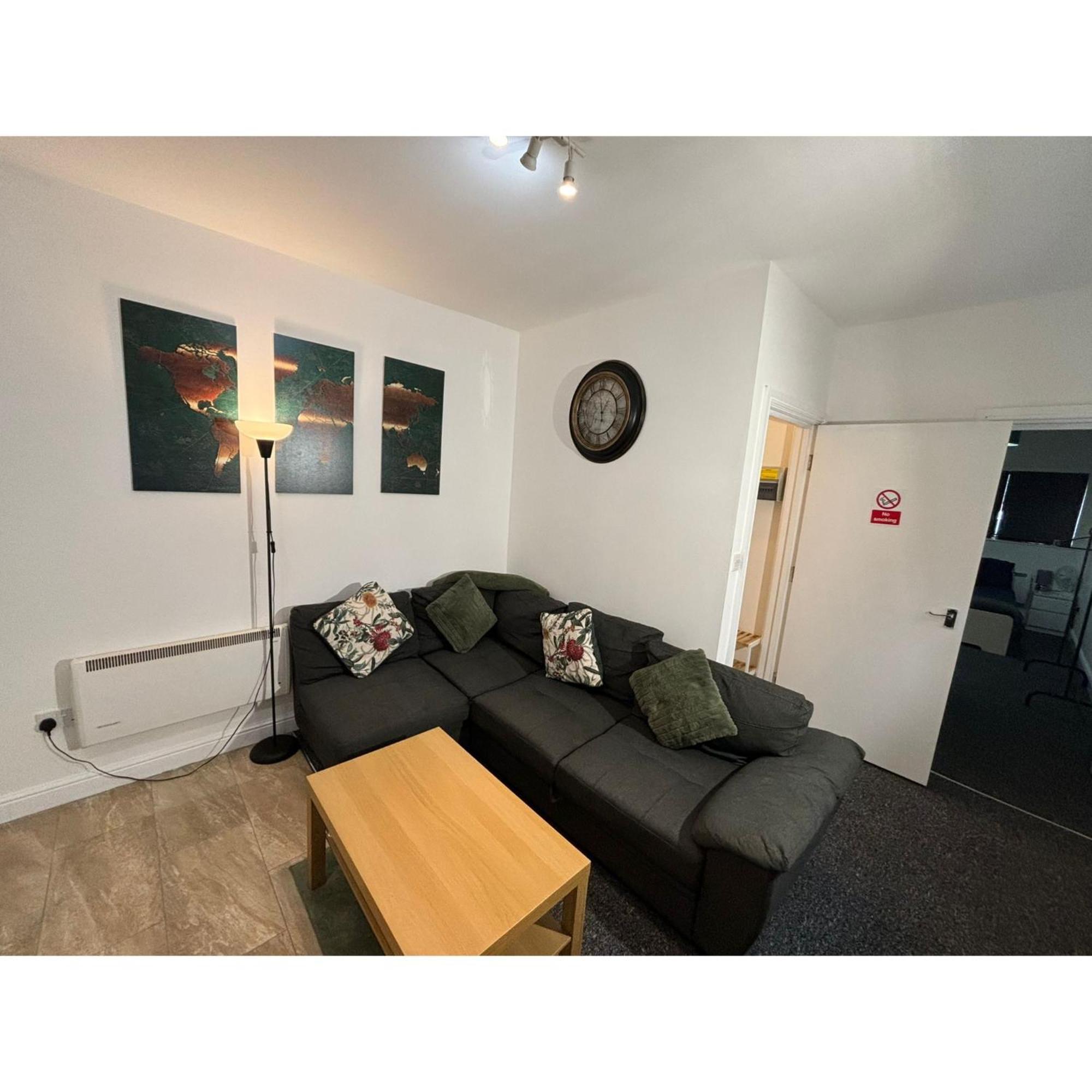 Enjoy A Spacious Lounge With A Cozy Sofa Bed And A Private Ensuite Bedroom ウェンズベリー エクステリア 写真