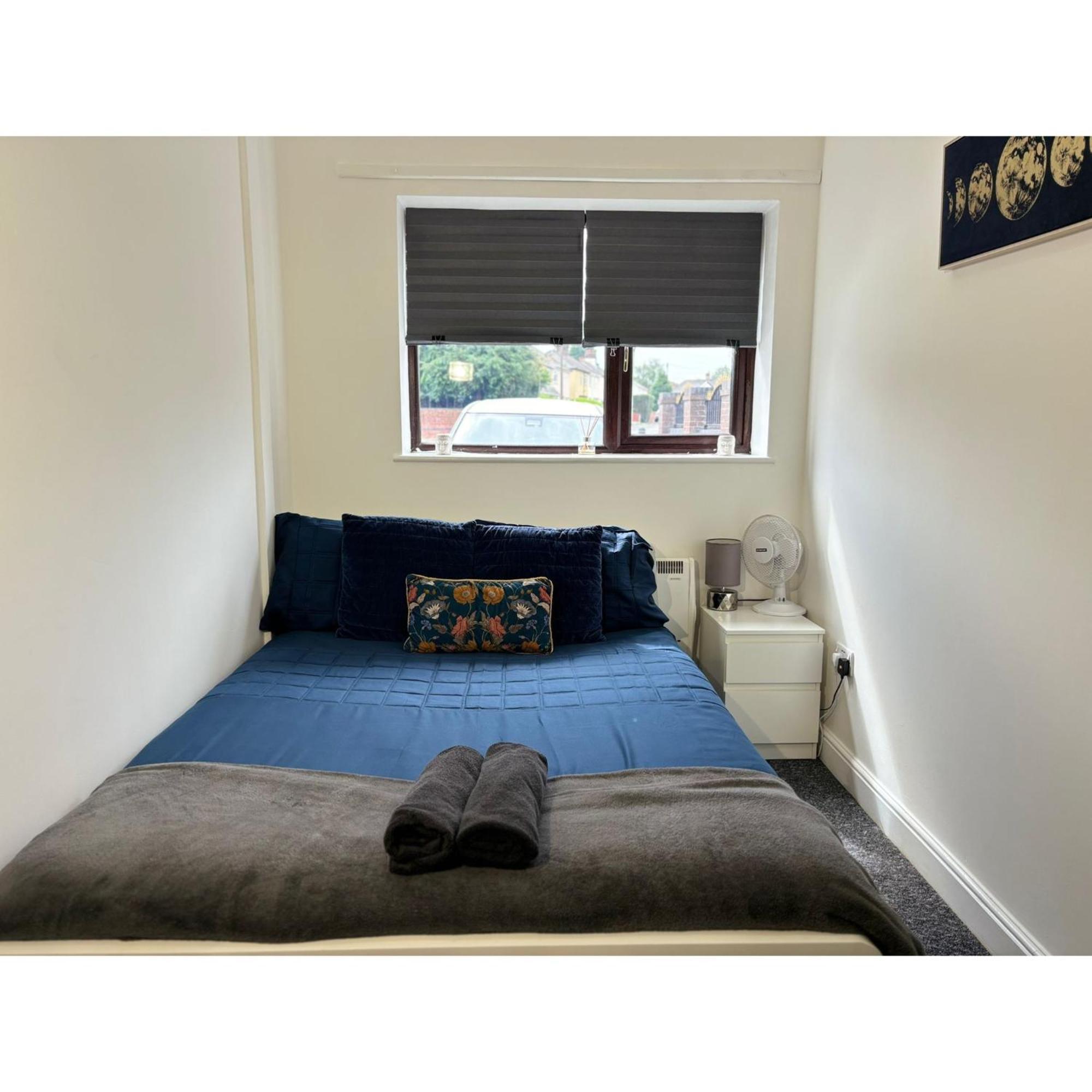 Enjoy A Spacious Lounge With A Cozy Sofa Bed And A Private Ensuite Bedroom ウェンズベリー エクステリア 写真